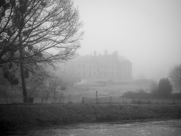 Photo du porche de l'abbaye de Bon-Repos dans le brouillard